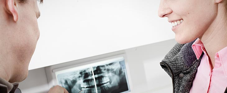 Zahnarzt Gründau: Zahnreinigung, Zahnimplantate, Wurzelbehandlung & Co.